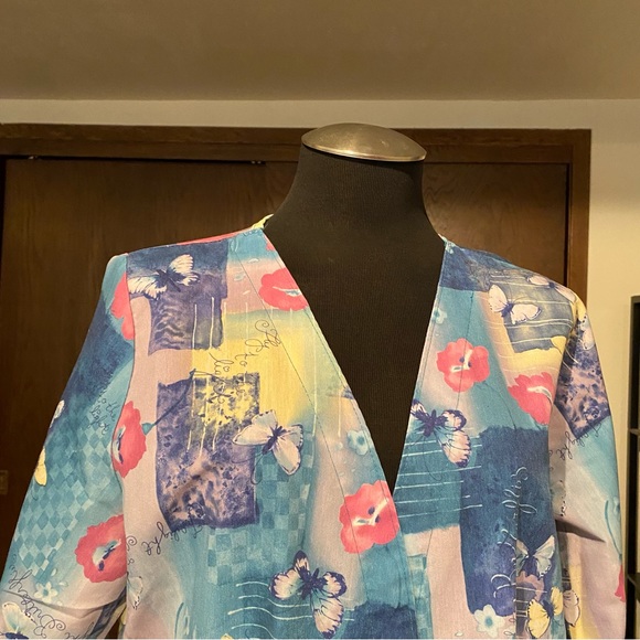 Women’s Butterfly Nurse Scrub Jacket (Medium) - Picture 6 of 8